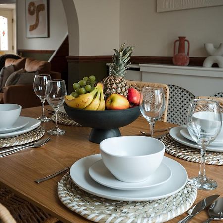 4-Bed Cotswold Getaway With Hot Tub & Gaming Room Churchdown Екстериор снимка