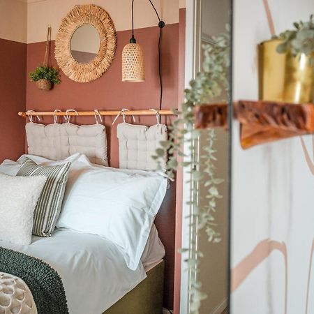 4-Bed Cotswold Getaway With Hot Tub & Gaming Room Churchdown Екстериор снимка