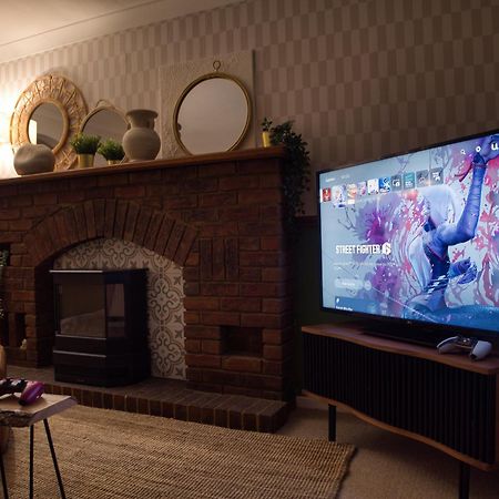 4-Bed Cotswold Getaway With Hot Tub & Gaming Room Churchdown Екстериор снимка