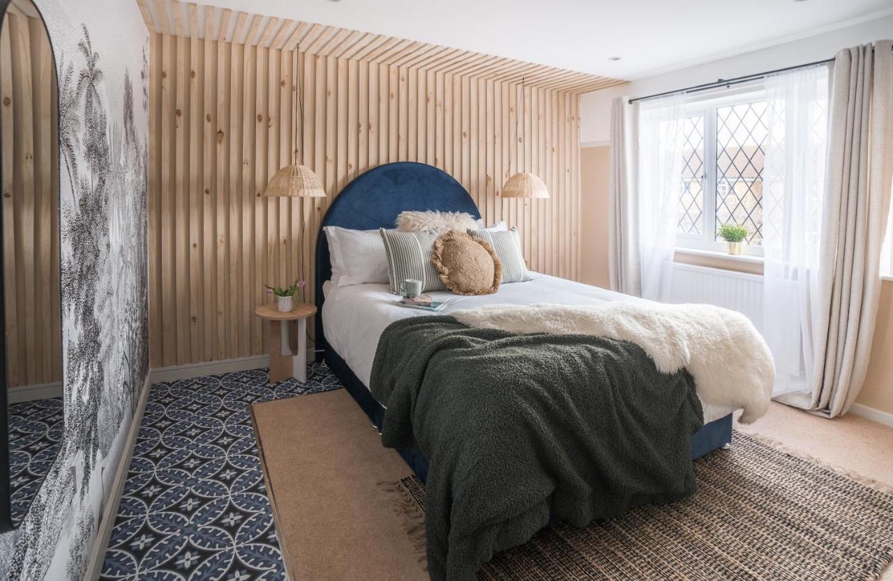 4-Bed Cotswold Getaway With Hot Tub & Gaming Room Churchdown Екстериор снимка
