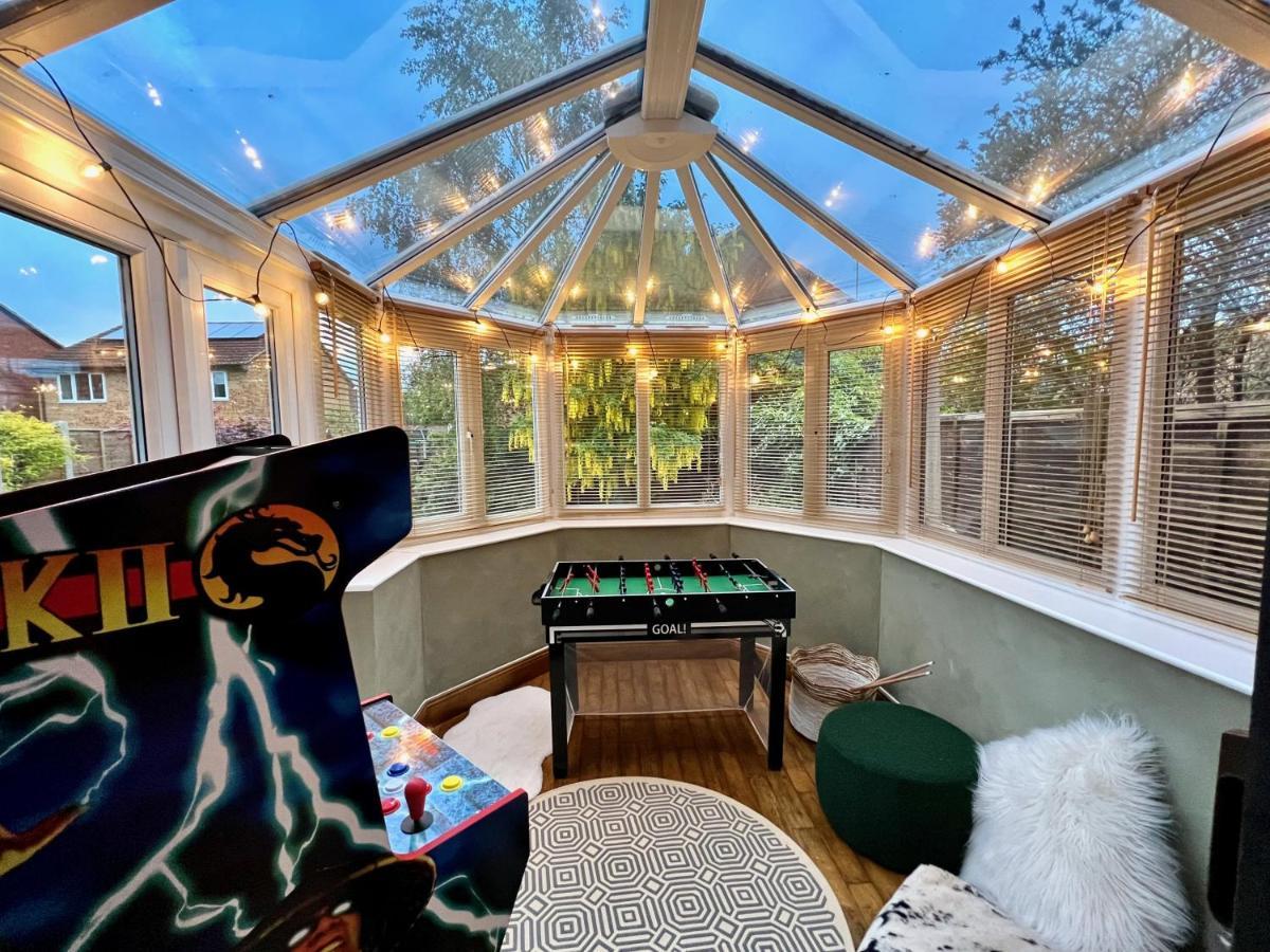 4-Bed Cotswold Getaway With Hot Tub & Gaming Room Churchdown Екстериор снимка