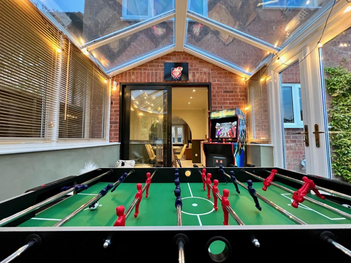 4-Bed Cotswold Getaway With Hot Tub & Gaming Room Churchdown Екстериор снимка