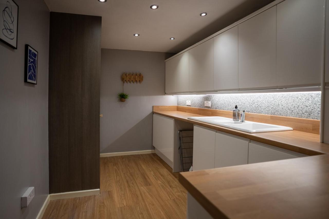 4-Bed Cotswold Getaway With Hot Tub & Gaming Room Churchdown Екстериор снимка