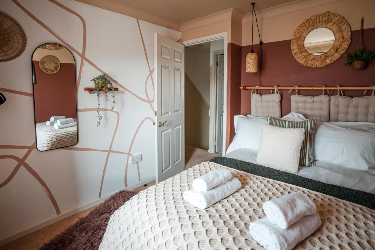 4-Bed Cotswold Getaway With Hot Tub & Gaming Room Churchdown Екстериор снимка