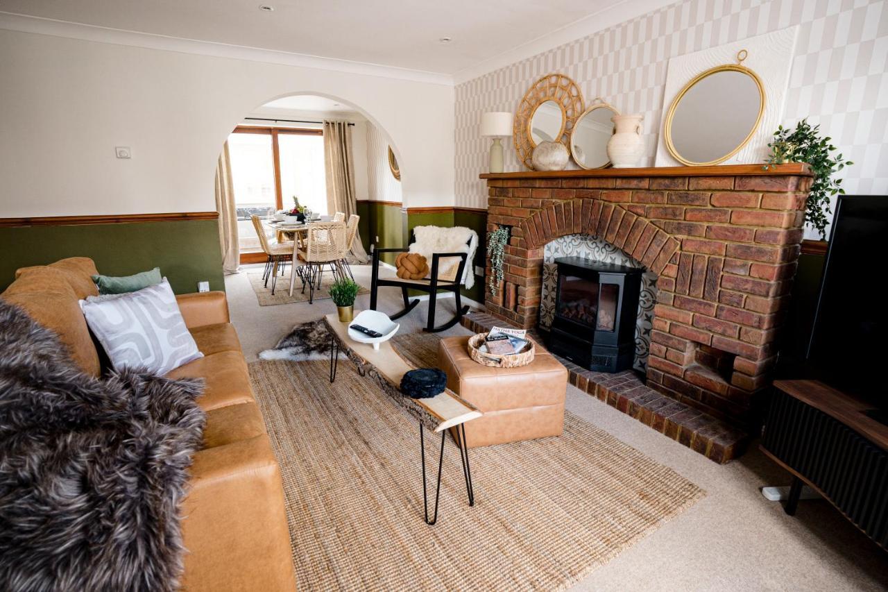 4-Bed Cotswold Getaway With Hot Tub & Gaming Room Churchdown Екстериор снимка