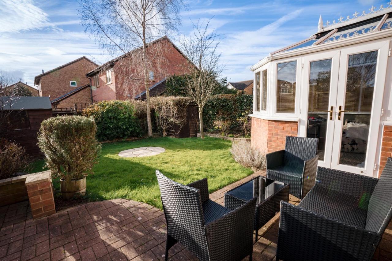 4-Bed Cotswold Getaway With Hot Tub & Gaming Room Churchdown Екстериор снимка