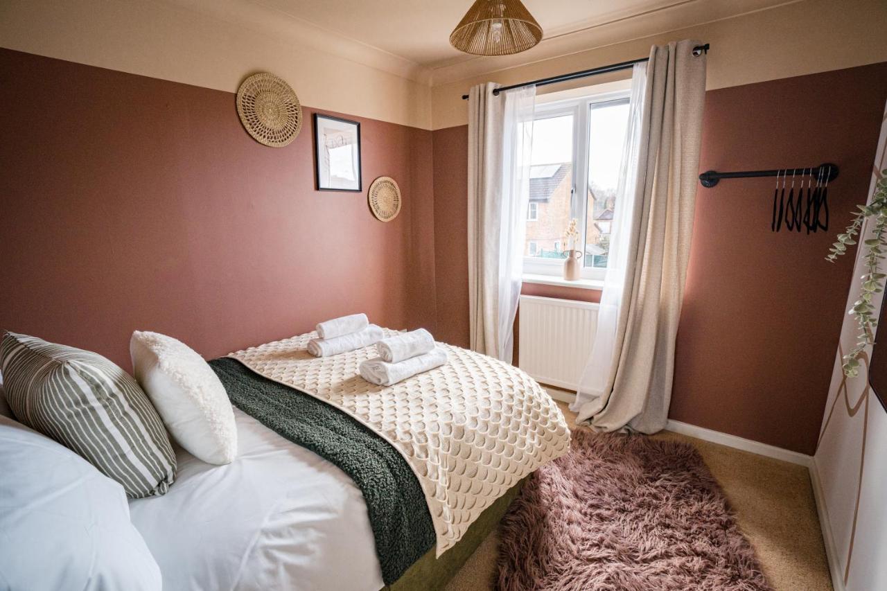4-Bed Cotswold Getaway With Hot Tub & Gaming Room Churchdown Екстериор снимка