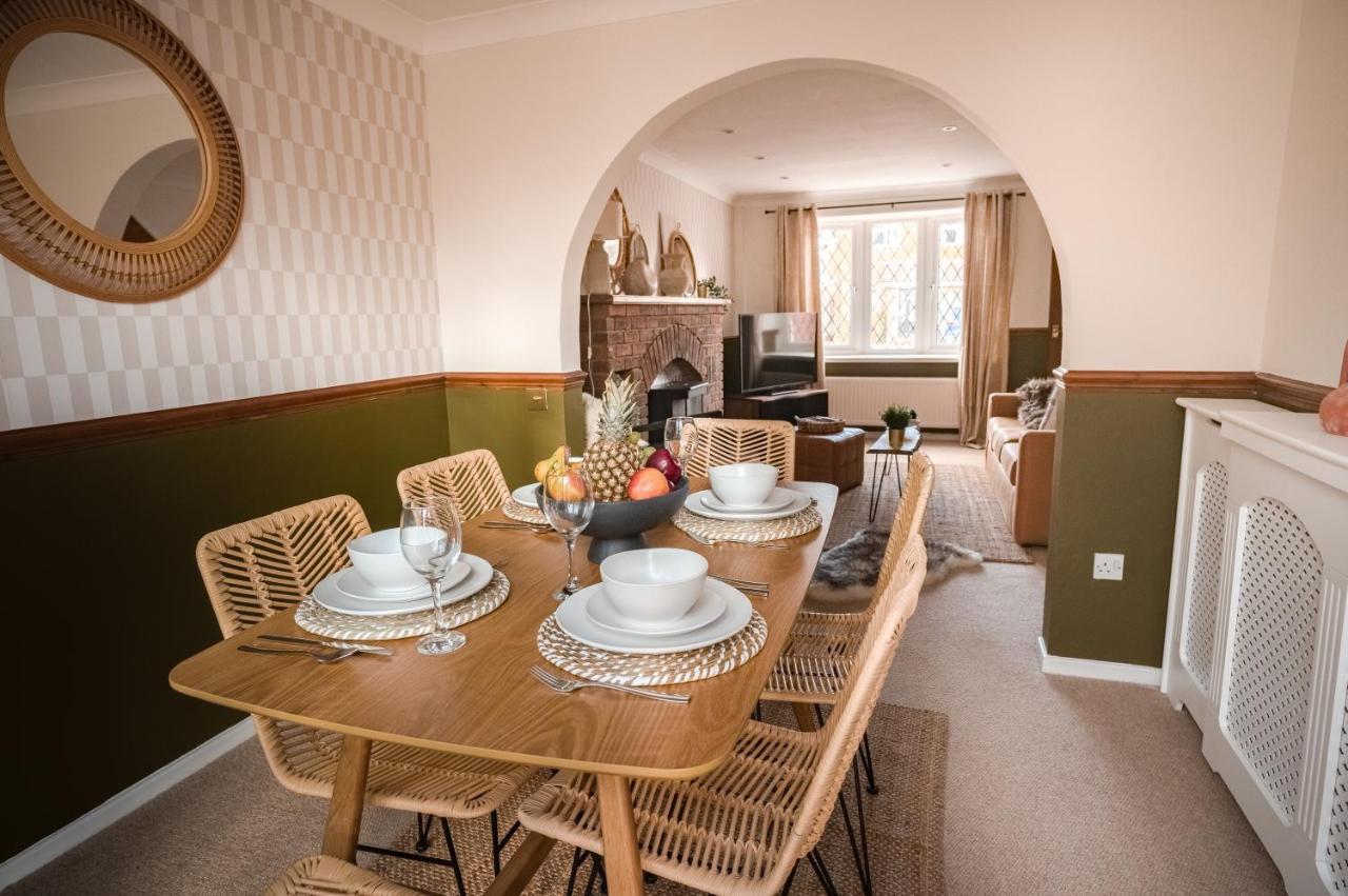 4-Bed Cotswold Getaway With Hot Tub & Gaming Room Churchdown Екстериор снимка