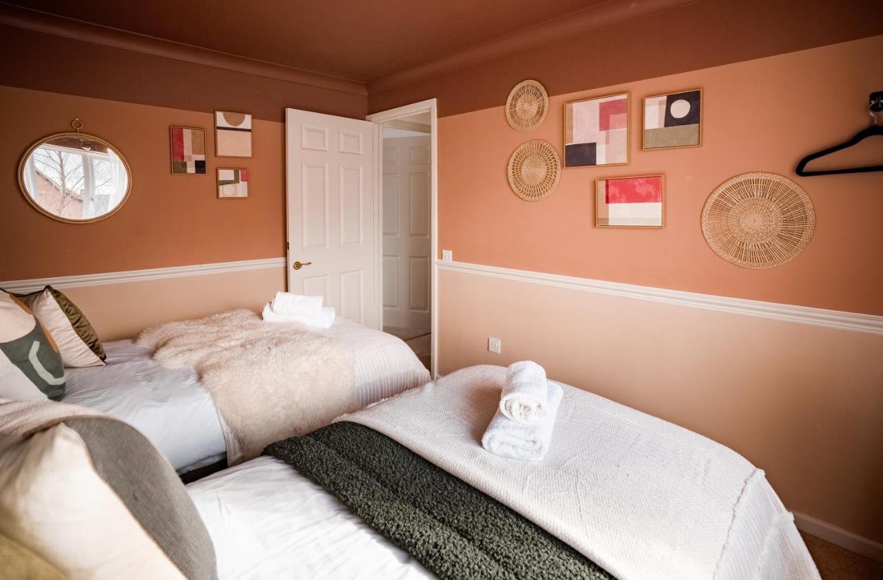 4-Bed Cotswold Getaway With Hot Tub & Gaming Room Churchdown Екстериор снимка