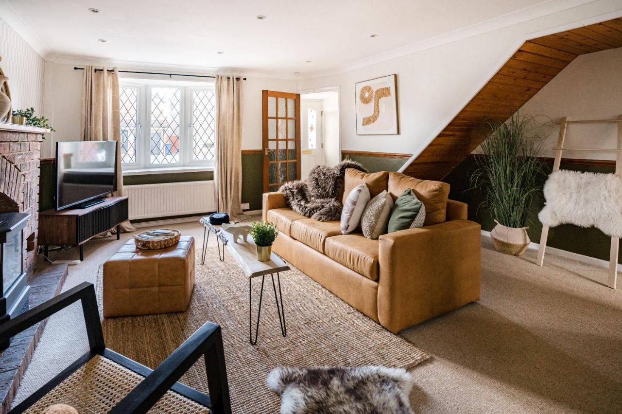 4-Bed Cotswold Getaway With Hot Tub & Gaming Room Churchdown Екстериор снимка