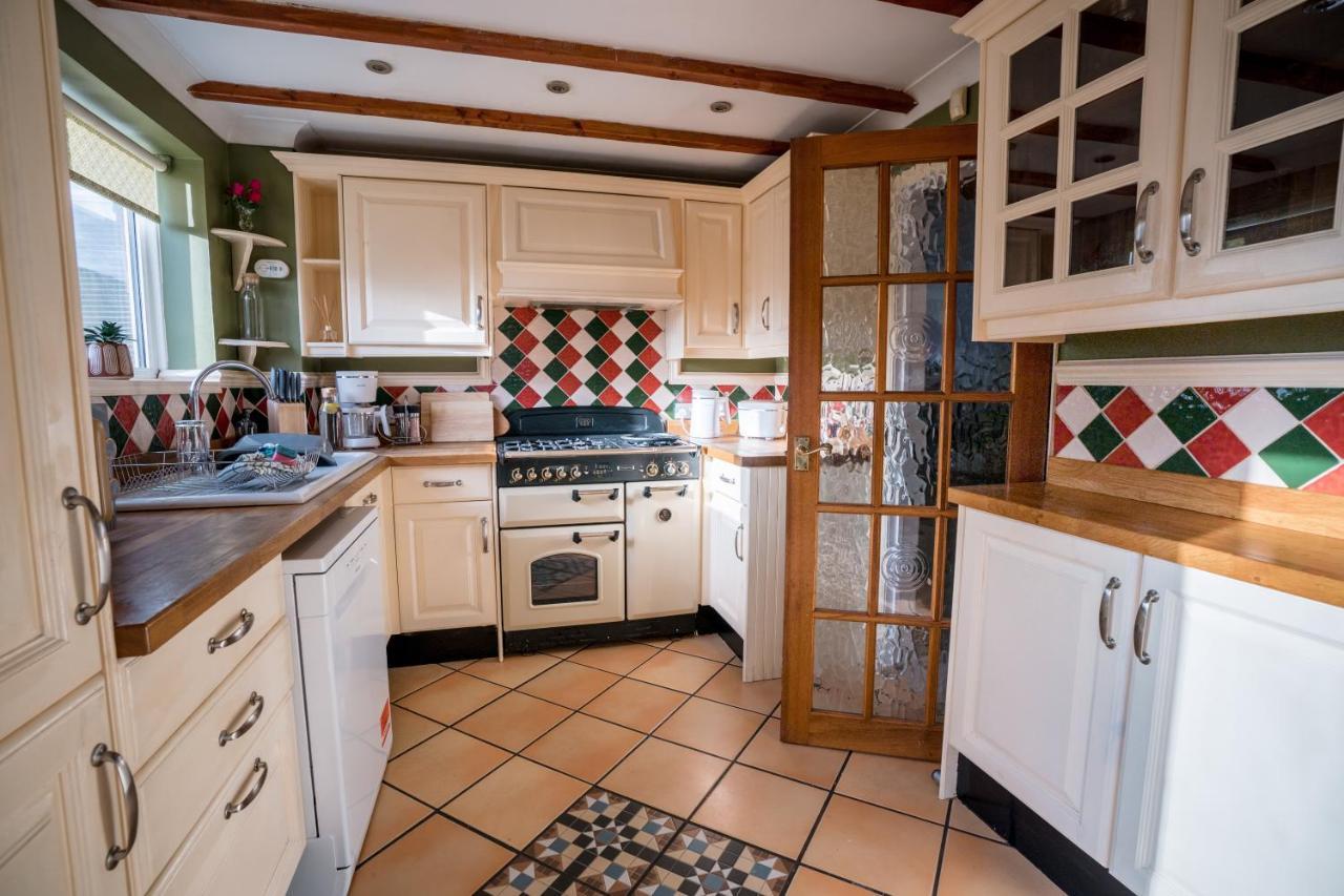 4-Bed Cotswold Getaway With Hot Tub & Gaming Room Churchdown Екстериор снимка