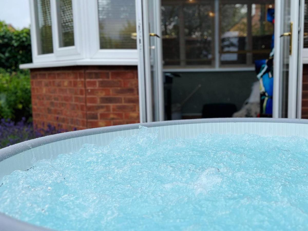 4-Bed Cotswold Getaway With Hot Tub & Gaming Room Churchdown Екстериор снимка