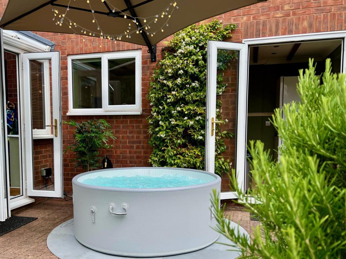 4-Bed Cotswold Getaway With Hot Tub & Gaming Room Churchdown Екстериор снимка