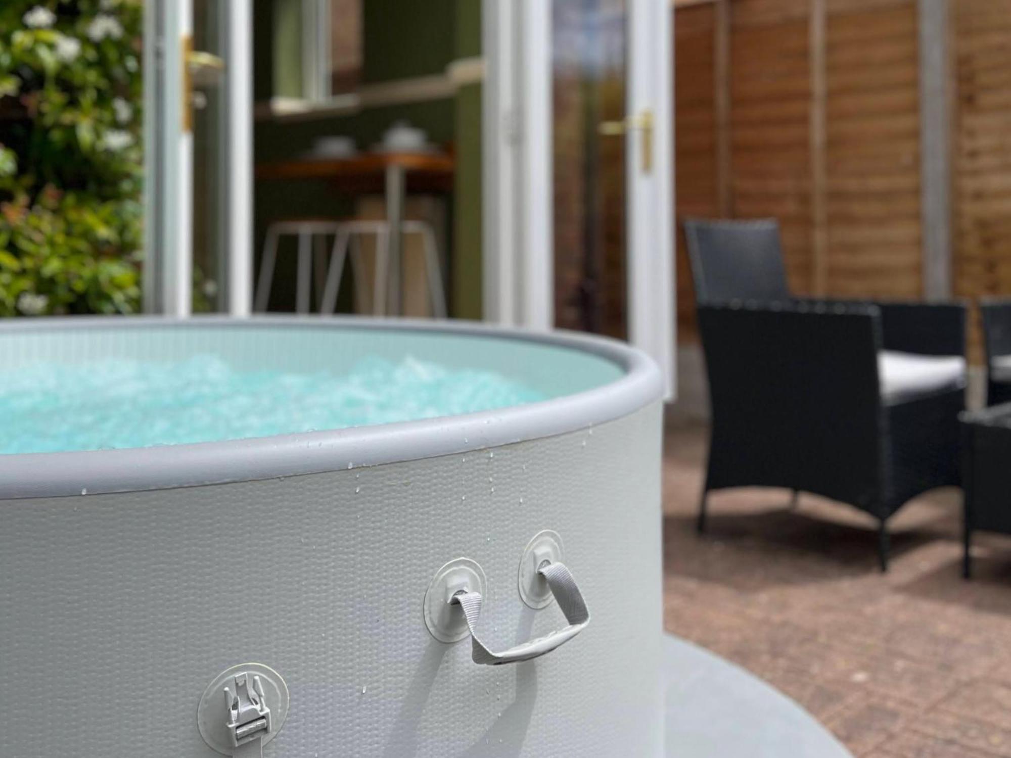 4-Bed Cotswold Getaway With Hot Tub & Gaming Room Churchdown Екстериор снимка